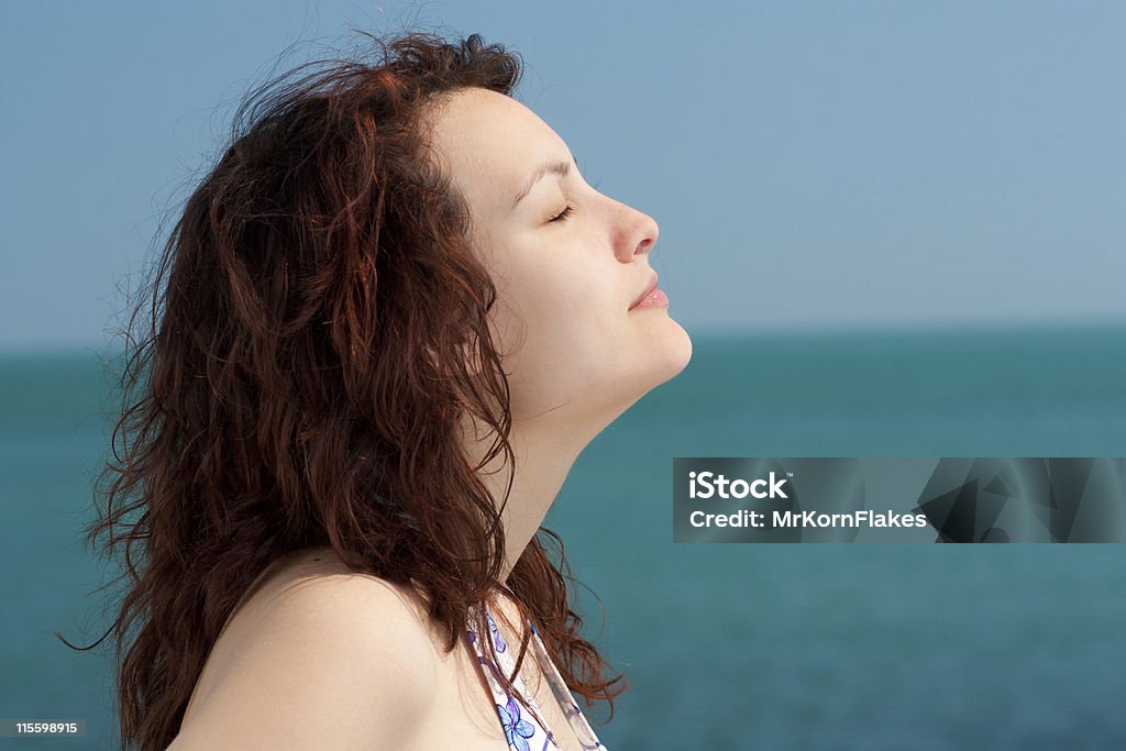 Donna, prendere il sole su una spiaggia - Foto stock royalty-free di 25-29 anni