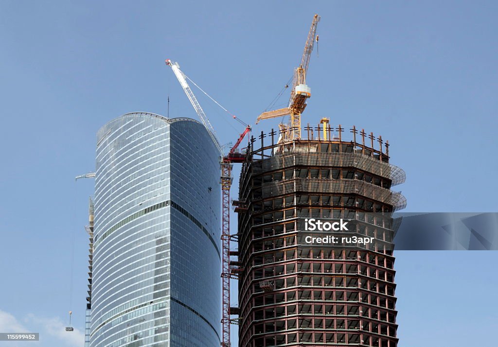 grattacielo svilupparsi su sfondo cielo - Foto stock royalty-free di Acciaio