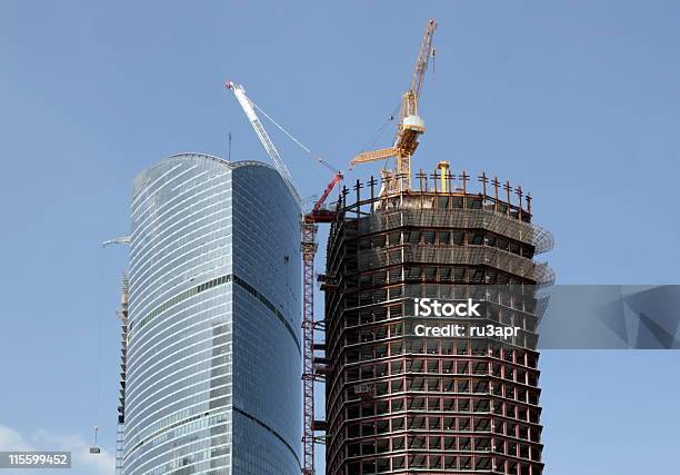 Grattacielo Svilupparsi Su Sfondo Cielo - Fotografie stock e altre immagini di Acciaio - Acciaio, Affari, Angolo - Descrizione