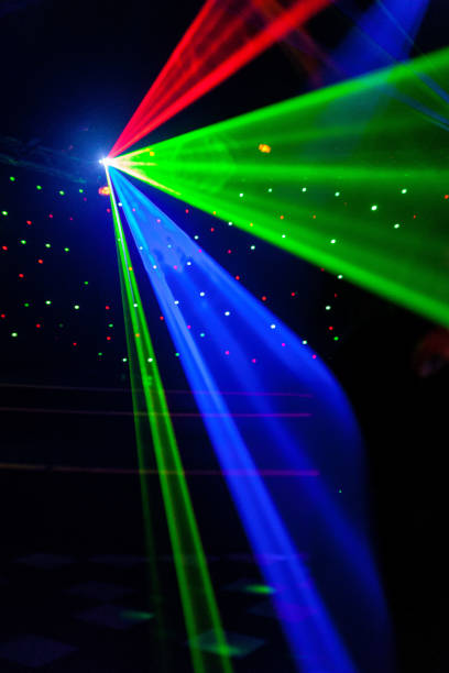 Bright nightclub red, green, purple, white, pink, blue laser lights cutting through smoke machine smoke making light patterns on the dance floor. Laser lights with bokeh in the background. Inspiration for Mardi Gras or nightlcub promotions. club nocturno brillante rojo, verde, púrpura, blanco, rosa, luces láser azul escalonadas a través de la máquina de humo de humo haciendo patrones de luz y arco iris en la pista de baile con bokeh en el fondo. mardi gras o club nocturno de inspiración
