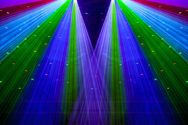 Bright nightclub red, green, purple, white, pink, blue laser lights cutting through smoke machine smoke making light patterns on the dance floor. Laser lights with bokeh in the background. Inspiration for Mardi Gras or nightlcub promotions. club nocturno brillante rojo, verde, púrpura, blanco, rosa, luces láser azul escalonadas a través de la máquina de humo de humo haciendo patrones de luz y arco iris en la pista de baile con bokeh en el fondo. mardi gras o club nocturno de inspiración