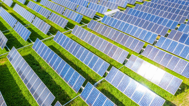 panneaux solaires en vue aérienne, énergie renouvelable avec panneaux photovoltaïques. - solar collector photos photos et images de collection