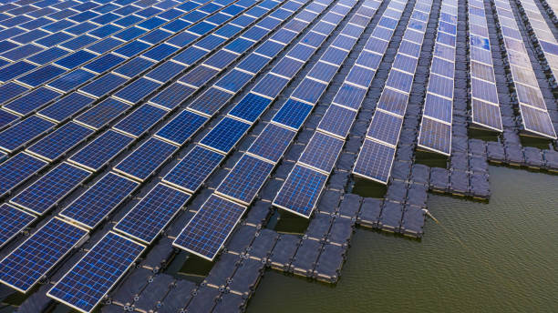 空中ビューのソーラーパネル、湖の水に浮かぶ太陽光発電所の多結晶シリコン太陽電池や太陽光発電の列。 - polycrystalline ストックフォトと画像