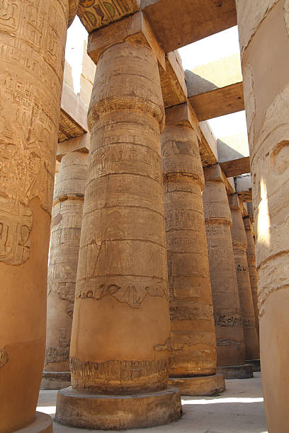 colonne nel tempio di karnak - tomb sarcophagus pharaoh temple of luxor foto e immagini stock