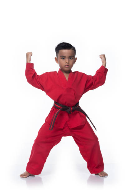 мастер пояс taekwondo спортсменов, борющихся позе мальчика - do kwon стоковые фото и изображения