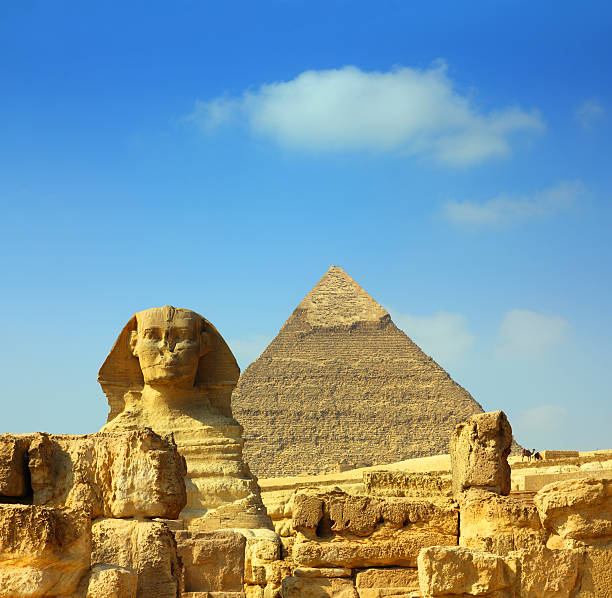 egito pirâmide de cheops e esfinge - giza pyramids sphinx pyramid shape pyramid imagens e fotografias de stock
