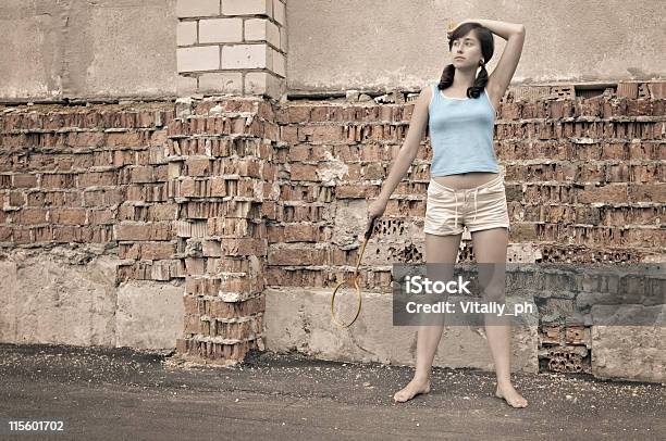 Bela Jovem Ao Ar Livre - Fotografias de stock e mais imagens de Parede de Tijolo - Parede de Tijolo, Ténis - Desporto com Raqueta, Adulto