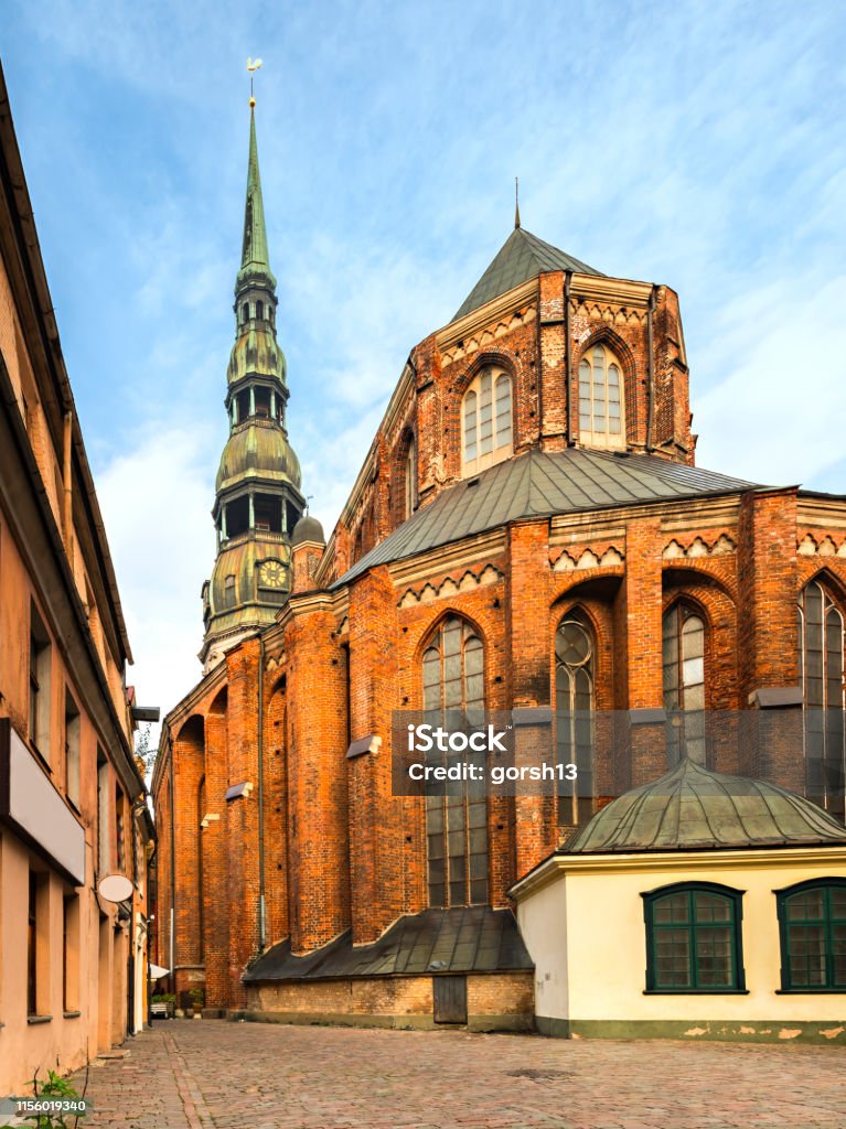 Iglesia Evangélica Luterana De San Pedro En Riga Letonia Foto de stock y  más banco de imágenes de Acera - iStock
