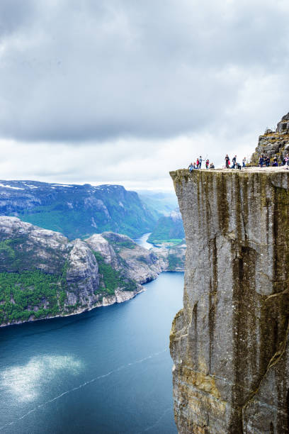 lysefjord w pobliżu preikestolen, norwegia - mountain cliff mountain peak plateau zdjęcia i obrazy z banku zdjęć