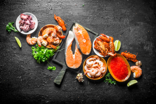 エビ、ザリガニ、パセリをまなぎ取った新鮮なサーモンステーキ。 - caviar salmon red gourmet ストックフォトと画像