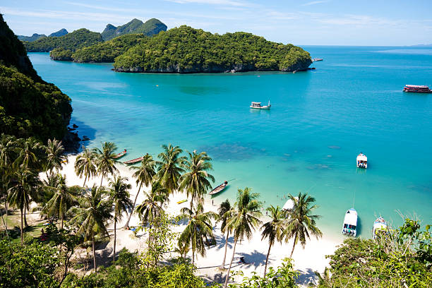 ビーチで美しいパラダイス、アーントーン諸島国立公園、タイのコーサムイ - thailand ストックフォトと画像