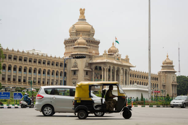 moving traffic near vidhana soudha bengalore - bangalore india parliament building vidhana soudha imagens e fotografias de stock