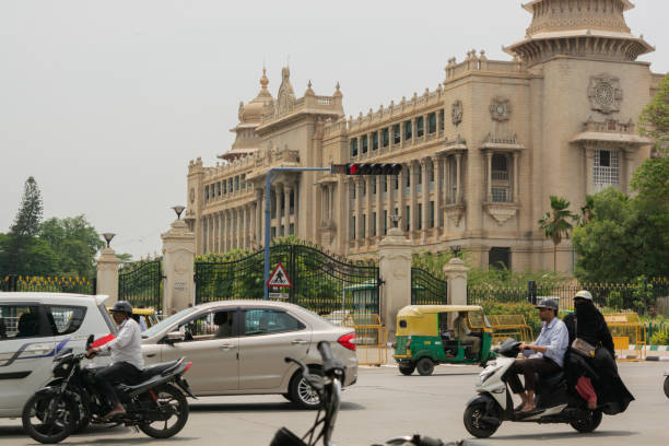 traffico in movimento vicino a vidhana soudha bengalore - bangalore india parliament building vidhana soudha foto e immagini stock