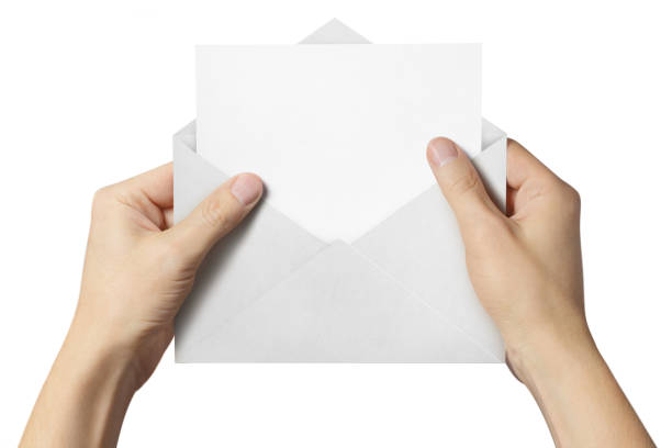 entregue prender um envelope branco aberto com um papel em branco para dentro, no branco - stationary sheet template paper - fotografias e filmes do acervo