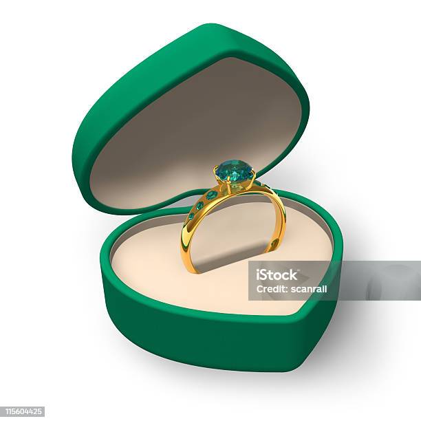 Golden Ring Con Emeralds En Forma De Corazón Foto de stock y más banco de imágenes de Gema - Fenómeno natural - Gema - Fenómeno natural, Piedra - Roca, Anillo - Joya