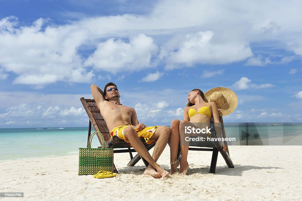 Para na plaży - Zbiór zdjęć royalty-free (Siedzieć)