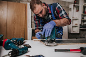 tischler-bei-der-arbeit.jpg?b=1&s=170x170&k=20&c=In6xLahtY1fz7Ue2davxib15DxFeNkgMULvDVRnzEhM=