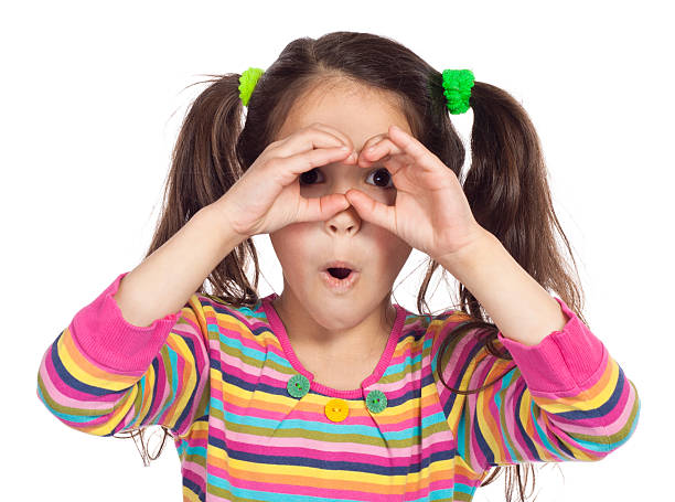 kleines mädchen durch imaginäre fernglas suchen - child glasses eyewear little girls stock-fotos und bilder