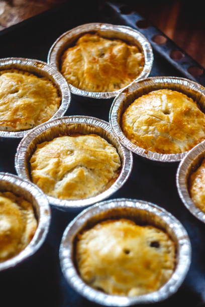 mini-quiche fermée farcie de viande et de champignons, fruits, cerises sur fond sombre. vue du haut - healthy eating italian culture traditional culture close up photos et images de collection