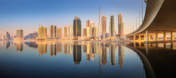 paisaje urbano de dubái y vista panorámica de business bay, eau - industry sunrise dubai construction fotografías e imágenes de stock
