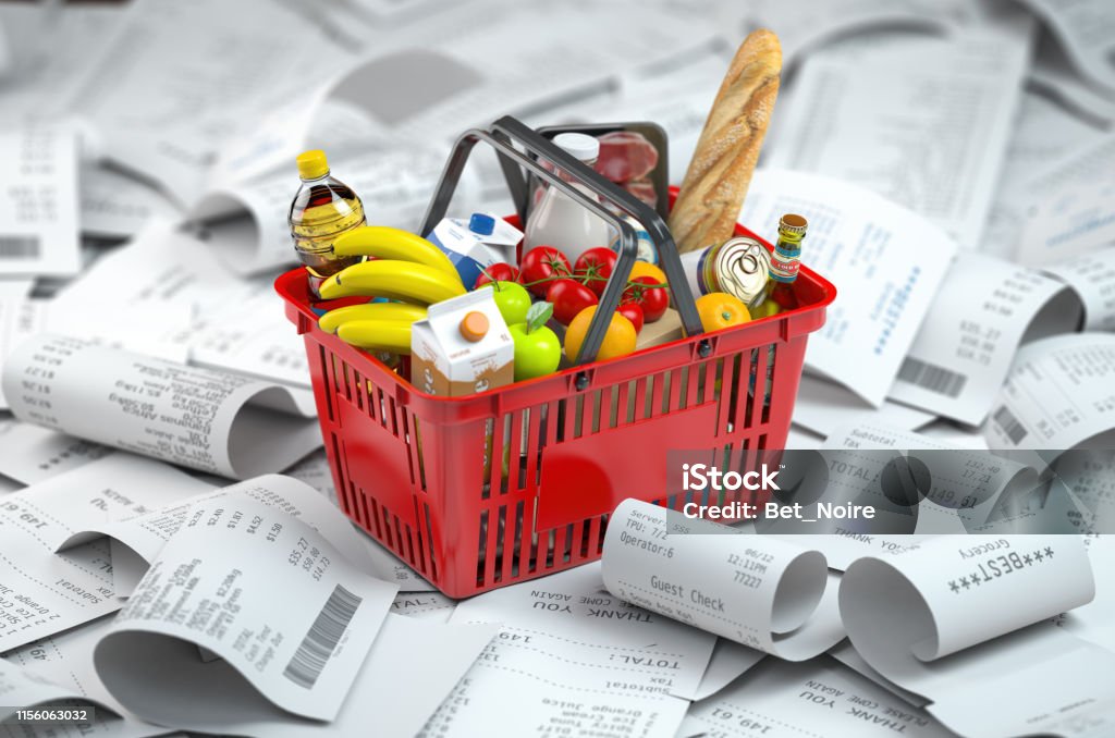 Einkaufskorb mit Lebensmitteln auf dem Stapel des Empfangs.   Budget für Konsum- und Lebensmittelausgaben - Lizenzfrei Supermarkt Stock-Foto