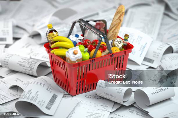 Einkaufskorb Mit Lebensmitteln Auf Dem Stapel Des Empfangs Budget Für Konsum Und Lebensmittelausgaben Stockfoto und mehr Bilder von Supermarkt