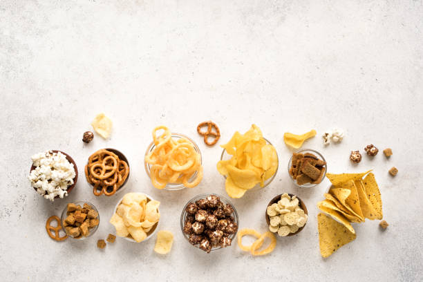 snacks malsains - appetizer bowl potato chip condiment photos et images de collection