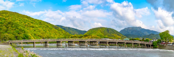 panorama arashiyama, kyoto, japão na manhã - togetsu kyo bridge - fotografias e filmes do acervo