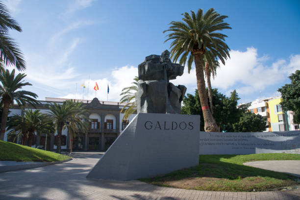 statue galdos dans le jardin sur la plaza de la feria à las palmas - park lawn las palmas de gran canaria canary islands photos et images de collection