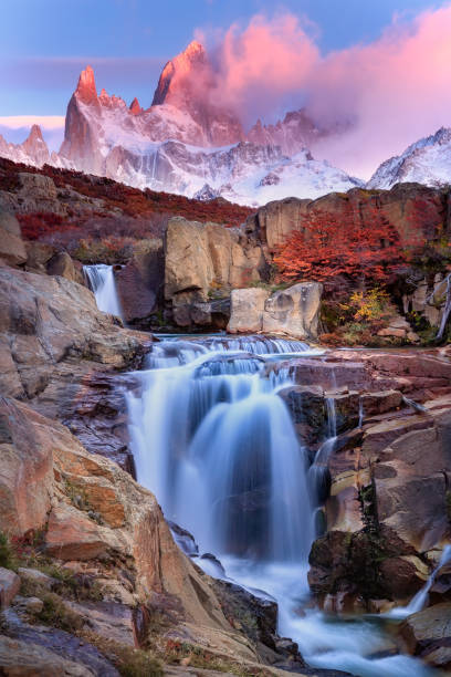 гора фицрой является одним из известных мест в патагонии, очень красиво. небольшой водопад, осенний лес и гора на восходе солнца очень живоп - patagonian andes стоковые фото и изображения