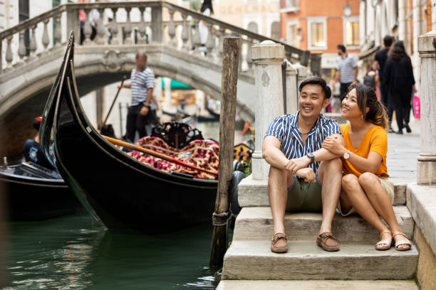 encantadora pareja en venecia luna de miel - couple vacations travel destinations europe fotografías e imágenes de stock
