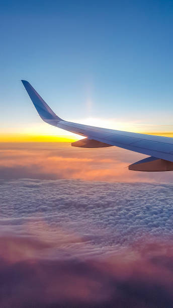 cipro - tramonto visto dall'alto delle nuvole - wing airplane window sunset foto e immagini stock