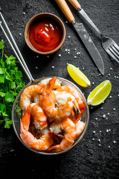 pyszne krewetki w durszlaku z plasterkami limonki, sosem i pietruszką. - prepared shrimp prawn grilled lime zdjęcia i obrazy z banku zdjęć