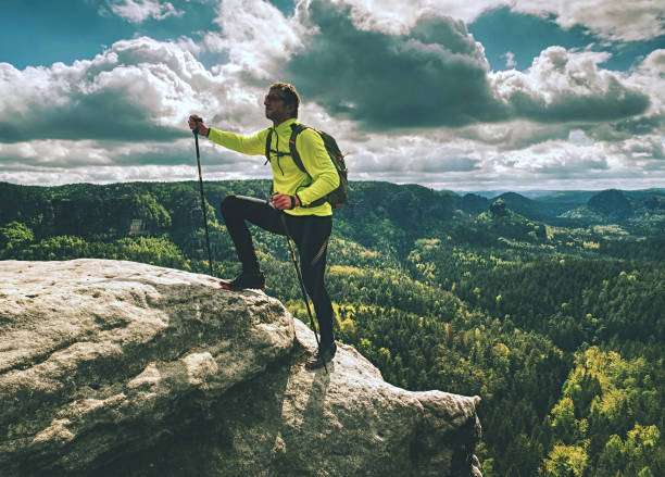 skarner sube a la montaña con bastones de trekking y mochila - avión ultraligero fotografías e imágenes de stock