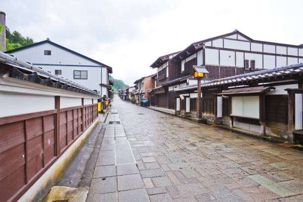 suwamachi street è una strada che attraversa la parte nord-occidentale di yatsuomachi nella città di toyama, nella prefettura di toyama. la strada è fiancheggiata da bellissime case che presentano tetti piastrellati. - architecture feature foto e immagini stock