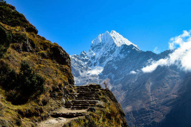 der weg zum everest-basislager mit thamserku im hintergrund - gokyo tal stock-fotos und bilder