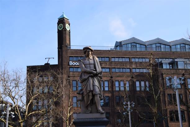 amsterdam niederlande rembrandt platz reiseorte städtereise - nemo museum stock-fotos und bilder