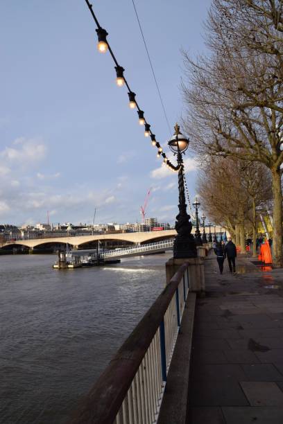 ロンドンサウスバンクテムズ川ビューブリッジスカイライン都市景観歩道都市旅行 - hotel london england tower bridge footbridge ストックフォトと画像