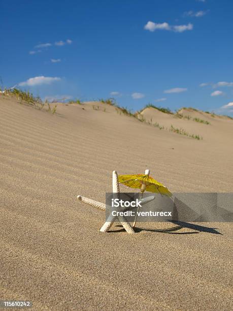 Estreladomar Com Guardachuva Na Praia - Fotografias de stock e mais imagens de Ao Ar Livre - Ao Ar Livre, Areia, Beleza natural