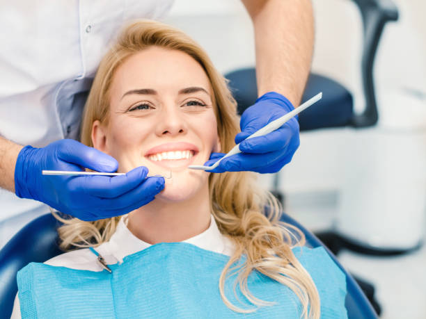 у женщины, обследовав зубы у стоматоло�гов - smiling dentist office dentists chair women стоковые фото и изображения