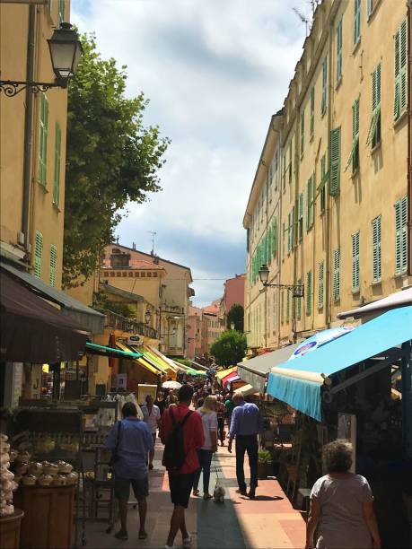 menton france ristoranti negozi caffè strade riviera vacanza sole vacanza vacanza estiva - french riviera market vendor market stall food foto e immagini stock