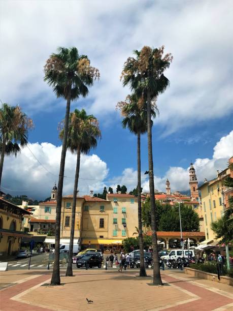 menton frança restaurantes lojas cafés ruas riviera férias sol praia férias verão viajar - france holiday villa built structure vertical - fotografias e filmes do acervo