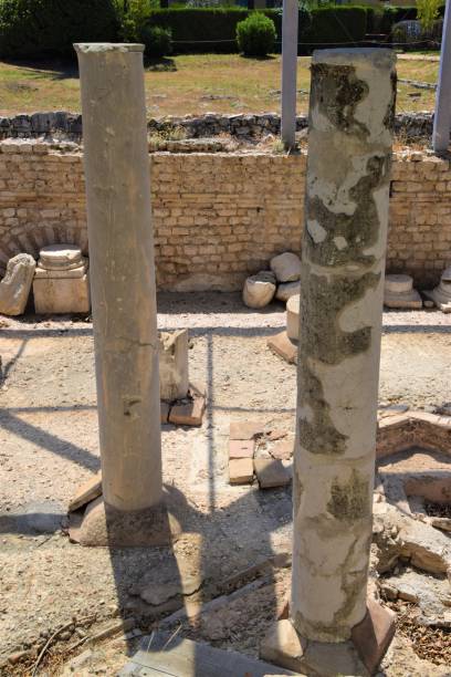 banhos romanos ruínas sítio arqueológico cimiez nice france viagens de férias - france holiday villa built structure vertical - fotografias e filmes do acervo