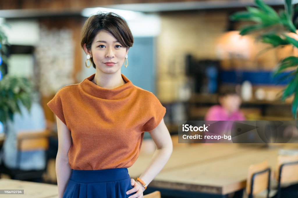 Retrato de una joven mujer de negocios en un espacio de coworking más modente - Foto de stock de Japonés - Oriental libre de derechos