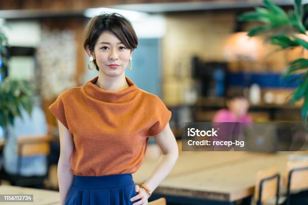 Retrato De Una Joven Mujer De Negocios En Un Espacio De Coworking Más Modente Foto de stock y más banco de imágenes de Japonés - Oriental