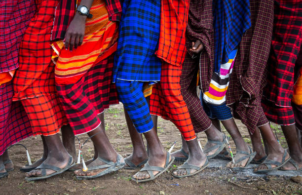 ноги масаи воинов ходить в икру - национальный заповедник масаи стоковые фото и изображения