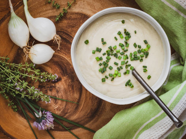 cauliflower cream soup - chive blossom imagens e fotografias de stock