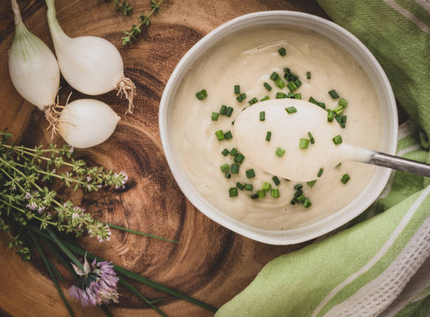 cauliflower cream soup - chive blossom imagens e fotografias de stock