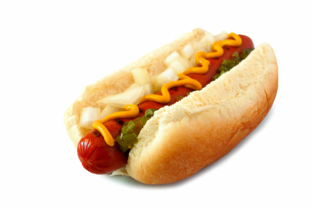cão quente com mostarda, cebolas e relish isolados no branco - sausage grilled isolated single object - fotografias e filmes do acervo