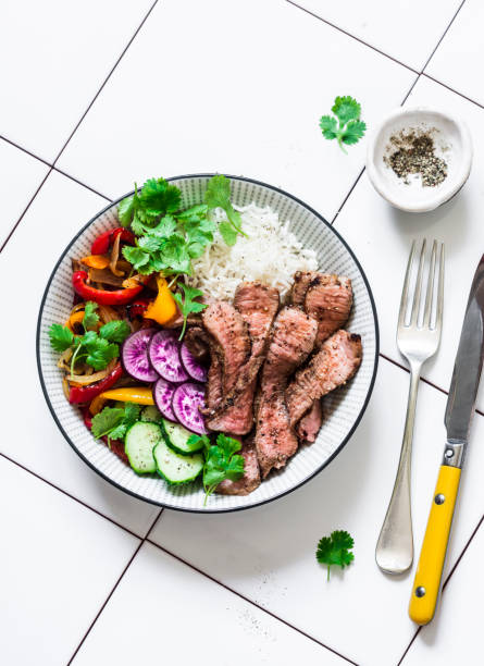 균형 잡힌 점심 - 밝은 배경��에 구운 쇠고기 스테이크, 야채와 쌀, 최고 전망 - rainbow peppercorns 뉴스 사진 이미지